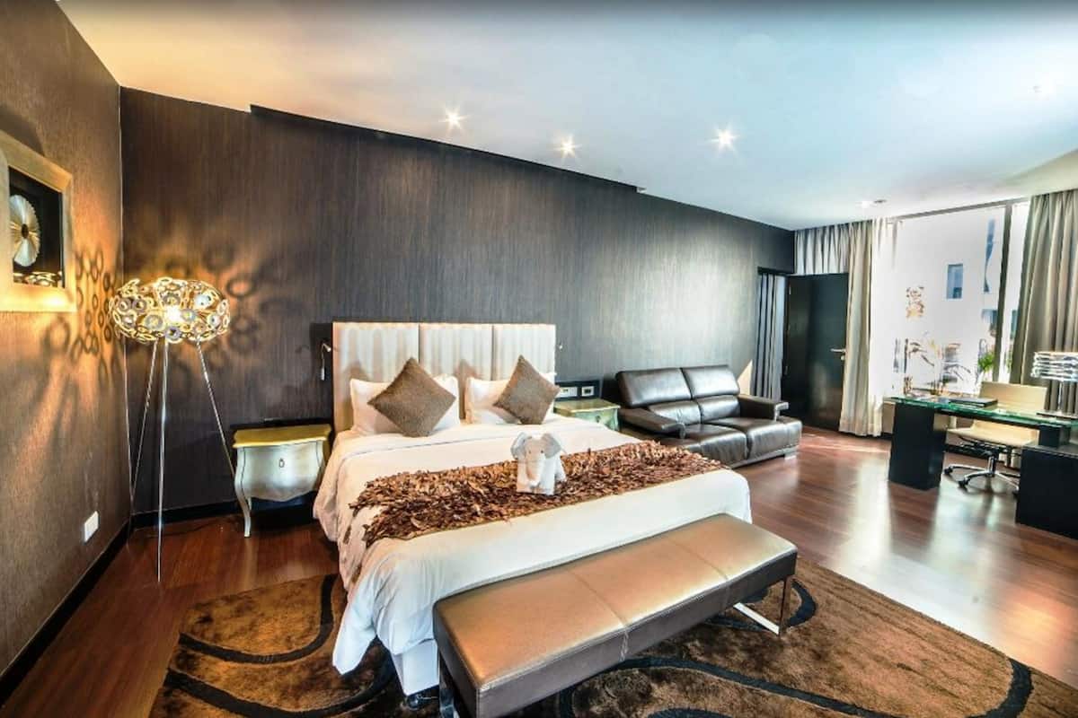 Premium bedding, minibar, in-room safe, desk