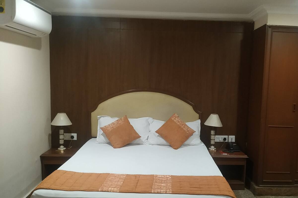 Deluxe Room, 1 King Bed | In-room safe, desk, soundproofing, iron/ironing board