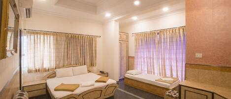 Superior Suite | In-room safe, soundproofing, iron/ironing board, free WiFi