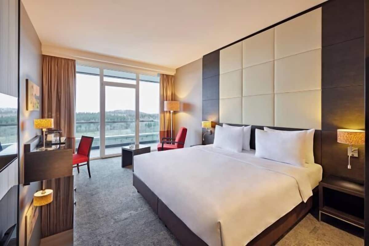 Bộ đồ giường kháng dị ứng, minibar, két bảo mật tại phòng, bàn