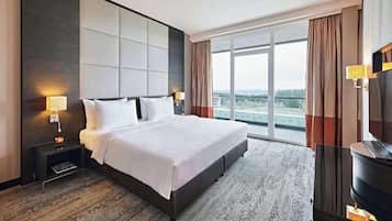 Deluxe Suite | Peralatan tempat tidur hipoalergenik, bar mini, peti besi dalam bilik