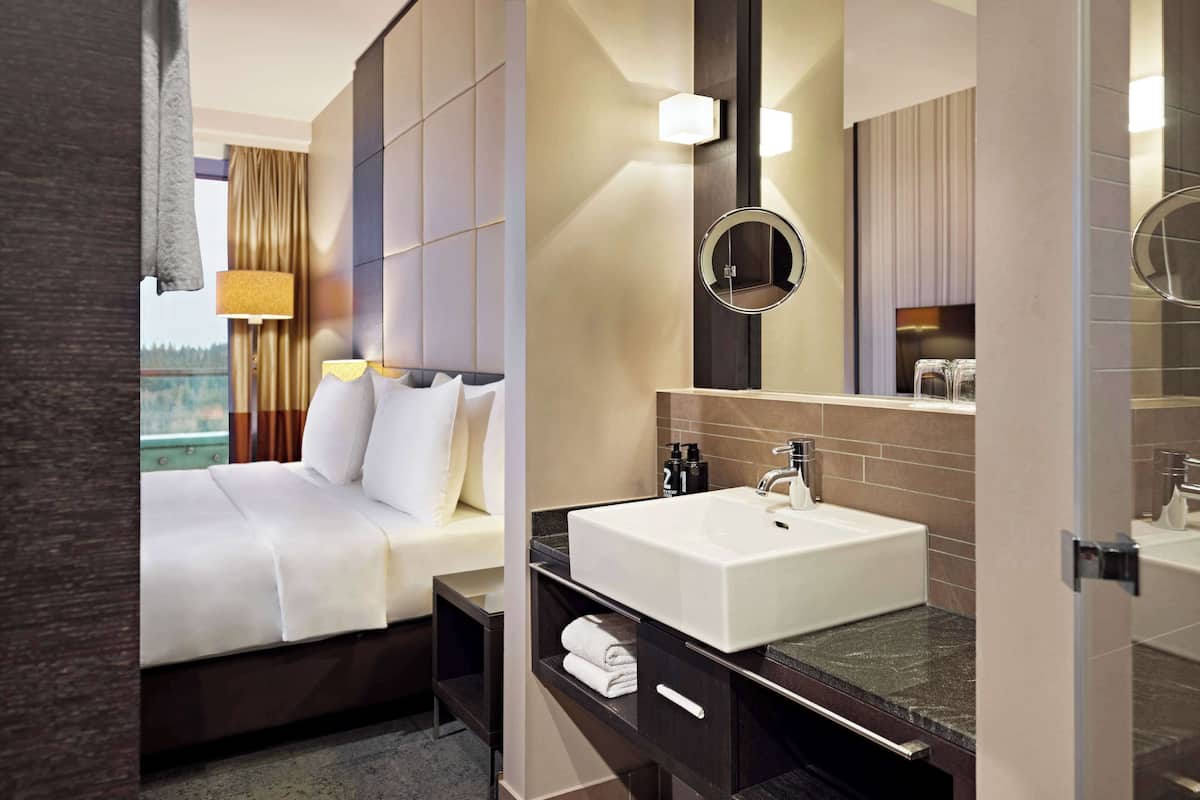 room, 1 king bed (high floor) | bathroom | shower, hair dryer, towels, soap
