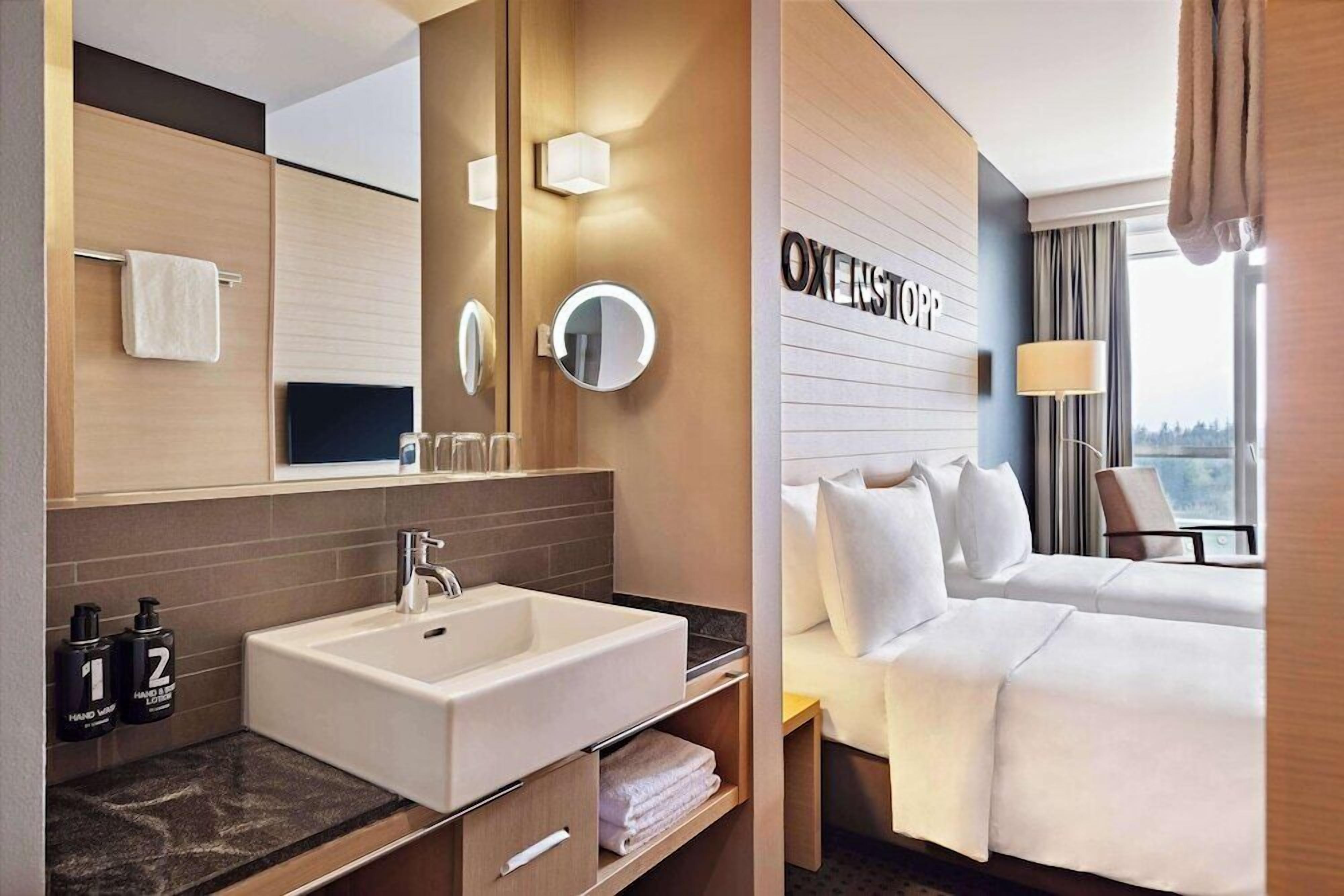 Twin Room | Badezimmer | Dusche, Haartrockner, Handtücher, Seife