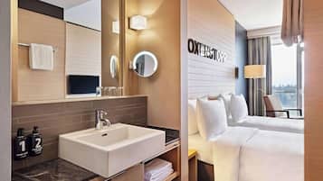 Twin Room | Baño | Regadera, secadora de cabello, toallas, jabón