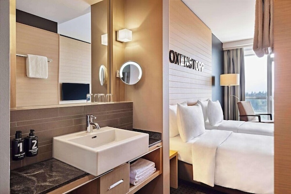 Twin Room | Badezimmer | Dusche, Haartrockner, Handtücher, Seife