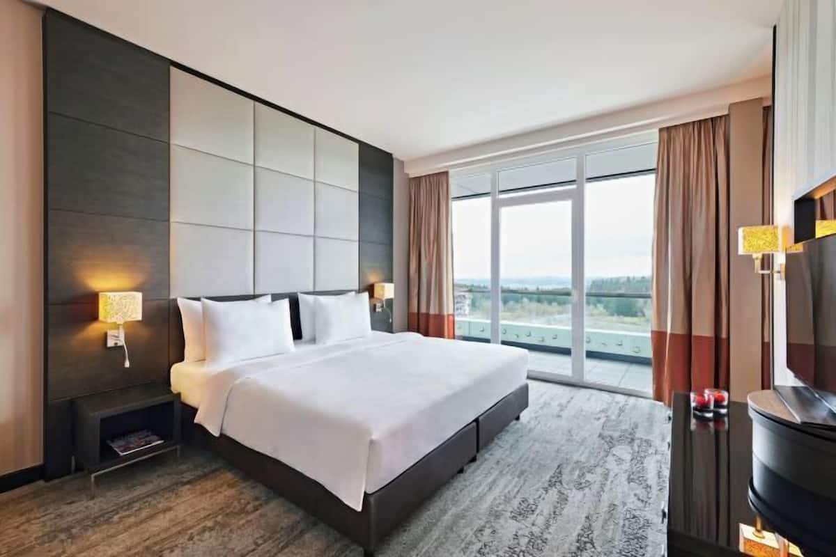 Bộ đồ giường kháng dị ứng, minibar, két bảo mật tại phòng, bàn