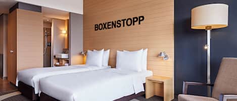 Twin Room | Seprai antialergi, minibar, brankas, dan meja kerja