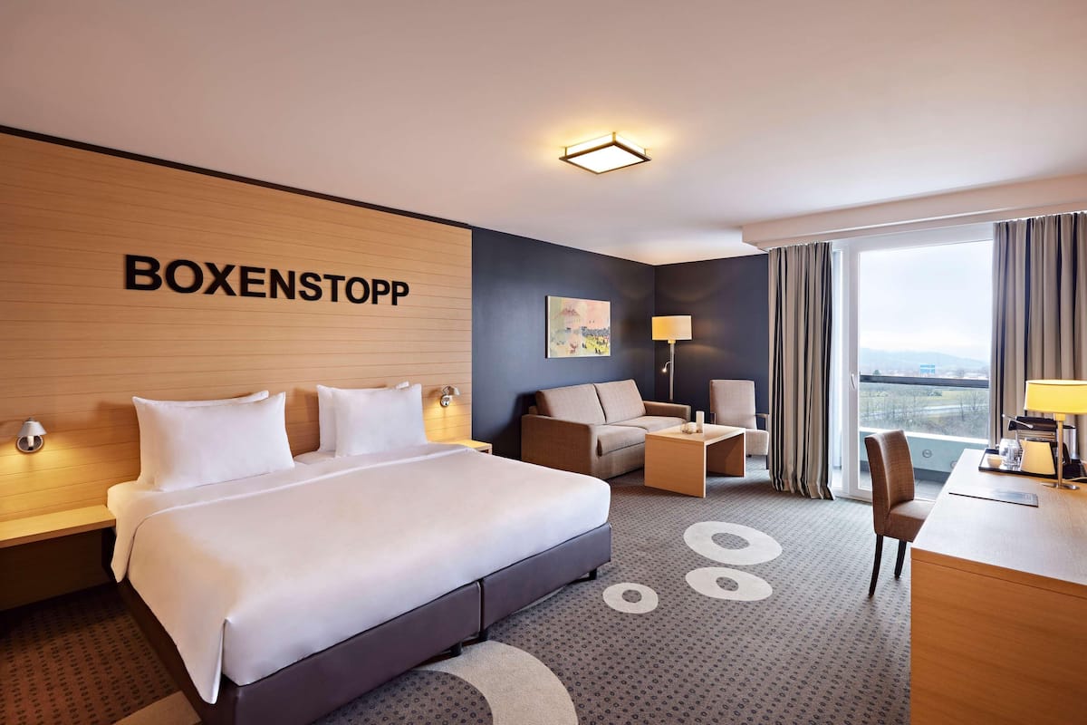 Junior Suite | Hypoallergeen beddengoed, een minibar, een kluis op de kamer, een bureau