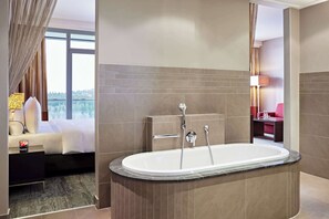 Junior Suite (Deluxe) | Bathroom