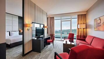 豪華套房 | 起居區 | 42-吋 LCD 液晶電視、有線頻道、電視、Netflix