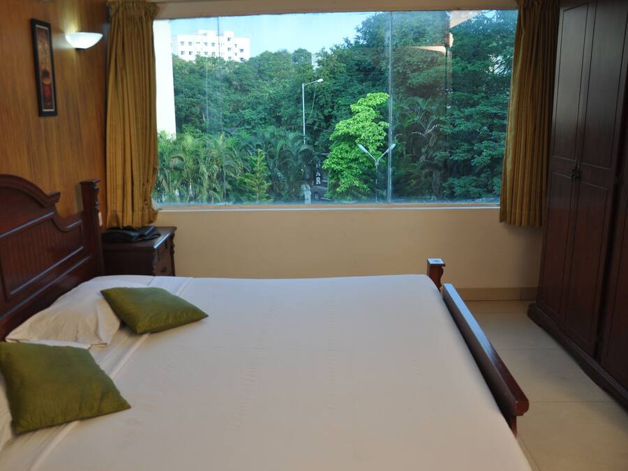 Deluxe suite | Lakens van Egyptisch katoen, luxe beddengoed, een bureau