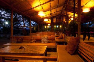 Aamiainen, lounas ja illallinen; näkymät rannalle 