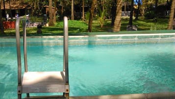 Piscina all'aperto, ombrelloni da piscina, lettini