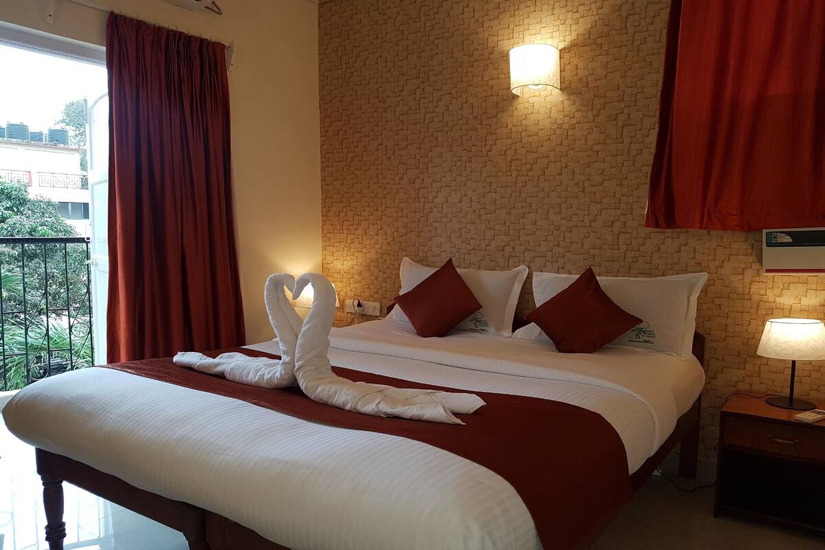 Premium bedding, in-room safe, desk, iron/ironing board