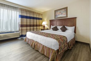 Pillow-top beds, desk, blackout curtains, iron/ironing board - Lamplighter Inn & Suites - South (Springfield)