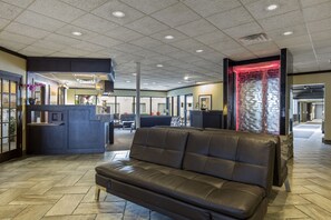 Lobby sitting area - Lamplighter Inn & Suites - South (Springfield)