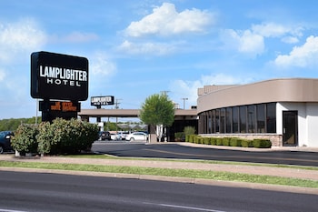 Lamplighter Inn & Suites - South