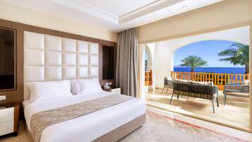 Suite Junior, vista mare | Minibar, una cassaforte in camera, una scrivania, insonorizzazione