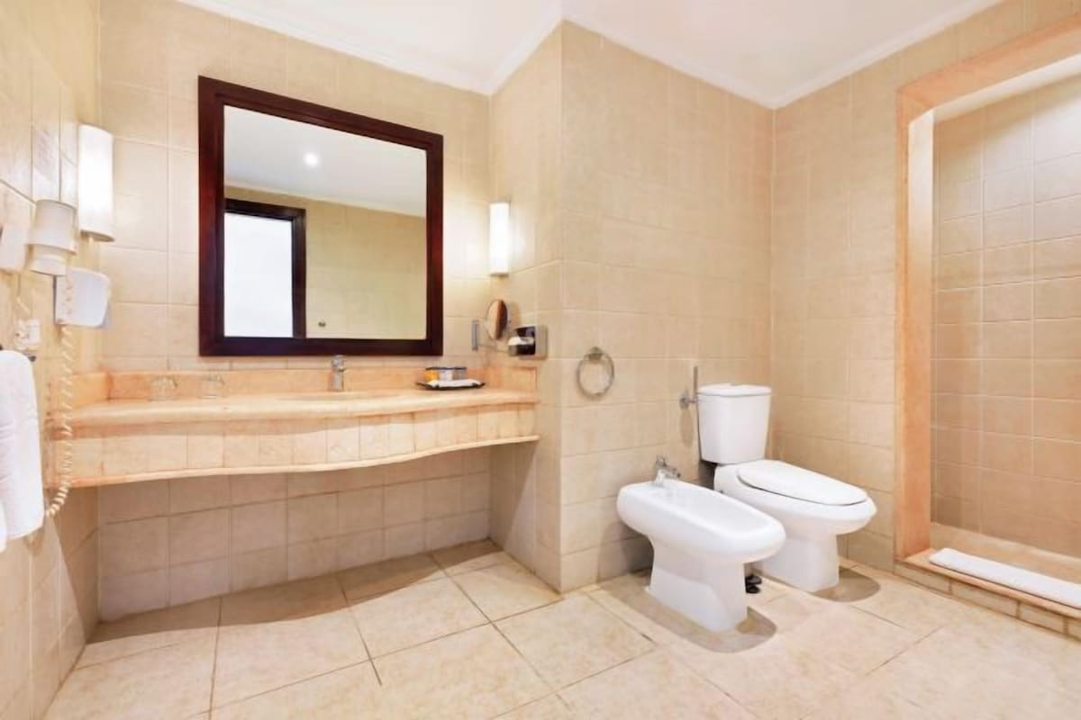 A bathroom with a sink, toilet, and bathtub.