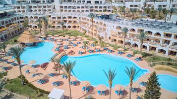 Sulla spiaggia, un bar sulla spiaggia