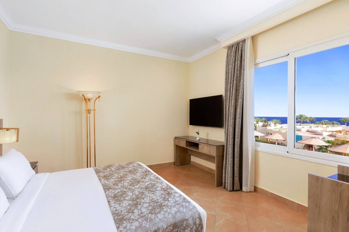 Presidential Suite | Minibar, in-room safe, desk, soundproofing