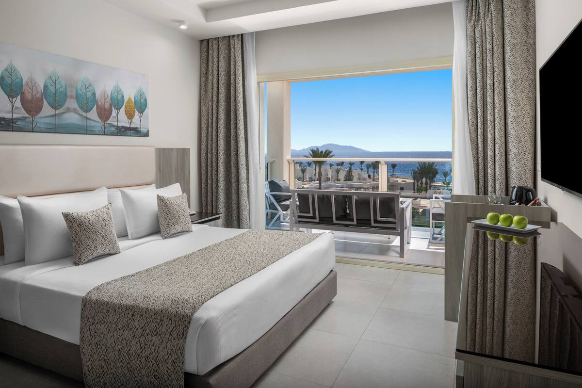 Elite Sea Front Room | Minibar, in-room safe, desk, soundproofing