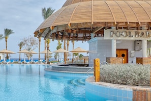 Bar en bord de piscine
