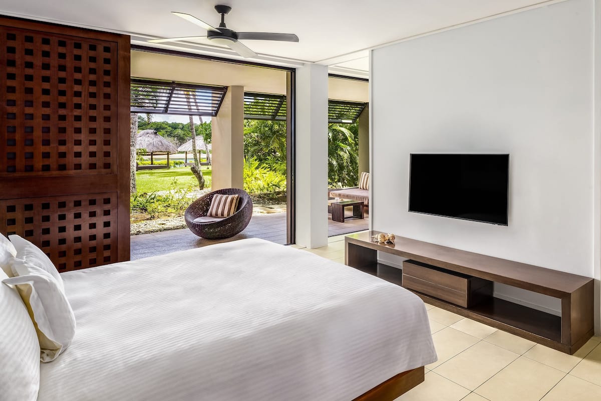 Suite, 1 dormitori, vistes a la llacuna, planta baixa | 1 dormitori, roba de llit d'alta qualitat i minibar