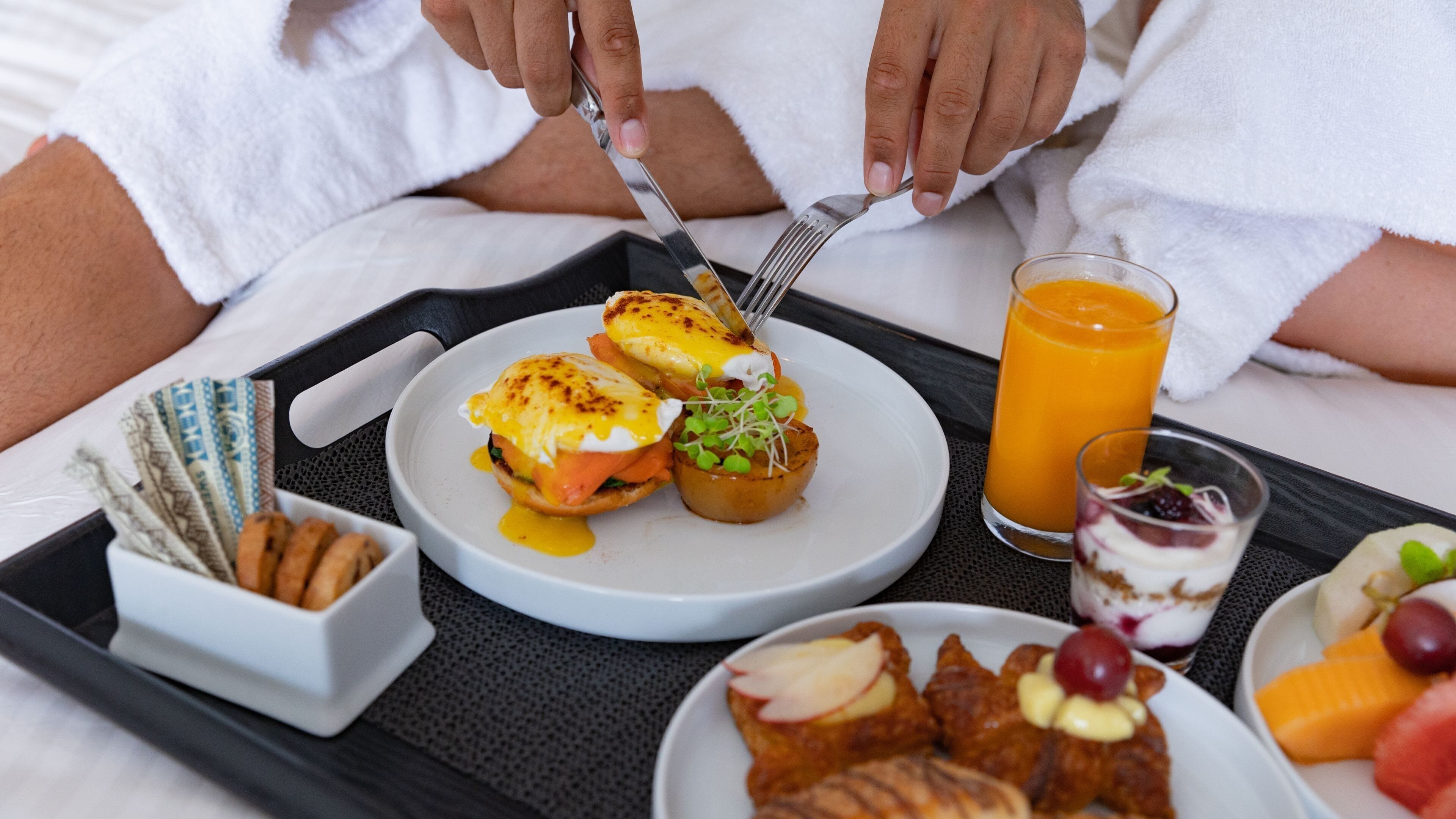 高級寝具、ミニバー、セーフティボックス (室内)、客室ごとに異なる装飾