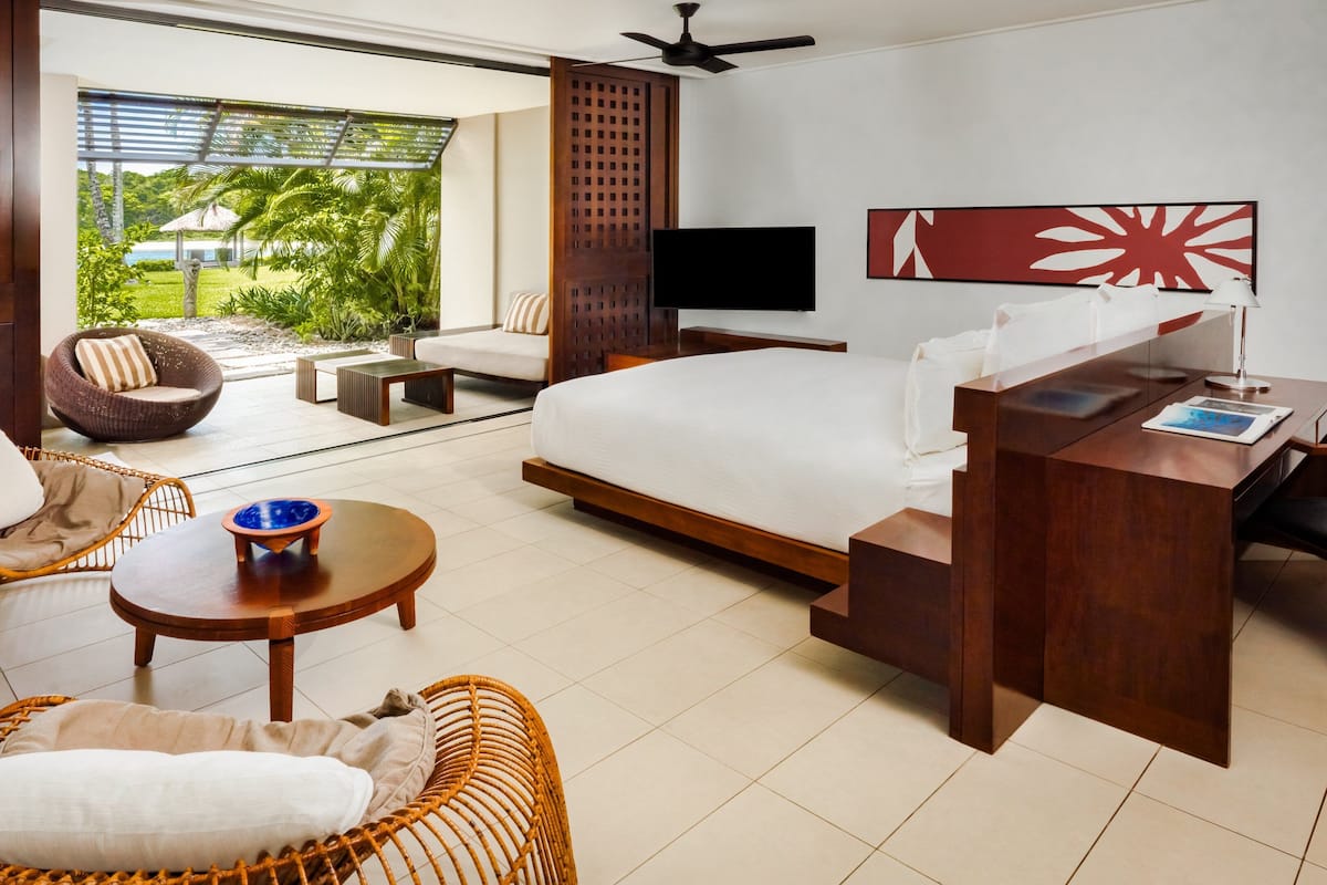 Huone, 1 suuri parisänky, näköala laguunille, pohjakerroksessa | 1 makuuhuone, ylelliset vuodevaatteet, minibaari, tallelokero huoneessa