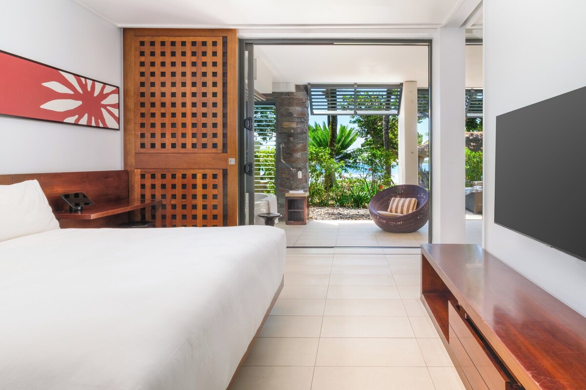 Suite, 1 soverom, 1. etasje (Beachfront) | Sengetøy av topp kvalitet, minibar, safe på rommet og skrivebord