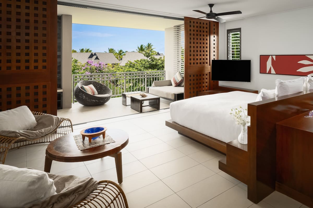 Huone, 1 suuri parisänky, näköala puutarhaan | 1 makuuhuone, ylelliset vuodevaatteet, minibaari, tallelokero huoneessa