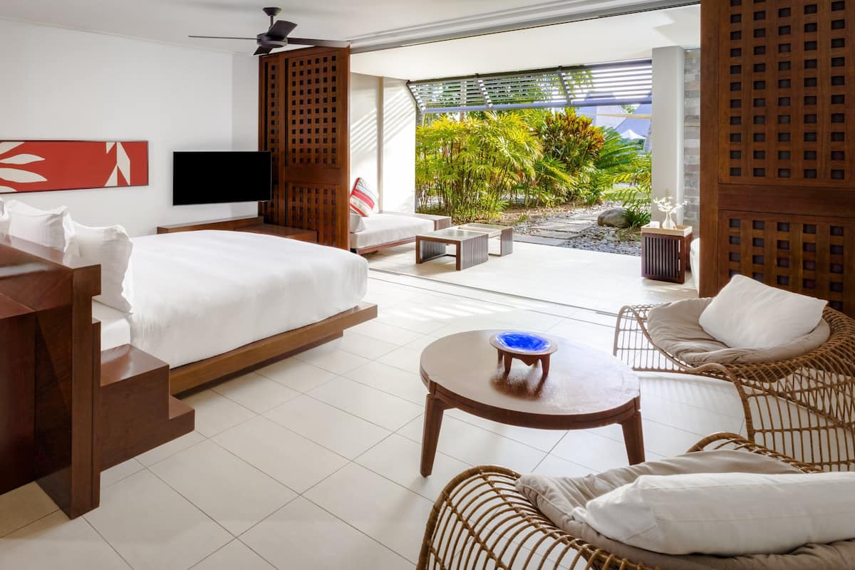 Huone, 1 suuri parisänky, näköala uima-altaalle, pohjakerroksessa | 1 makuuhuone, ylelliset vuodevaatteet, minibaari, tallelokero huoneessa