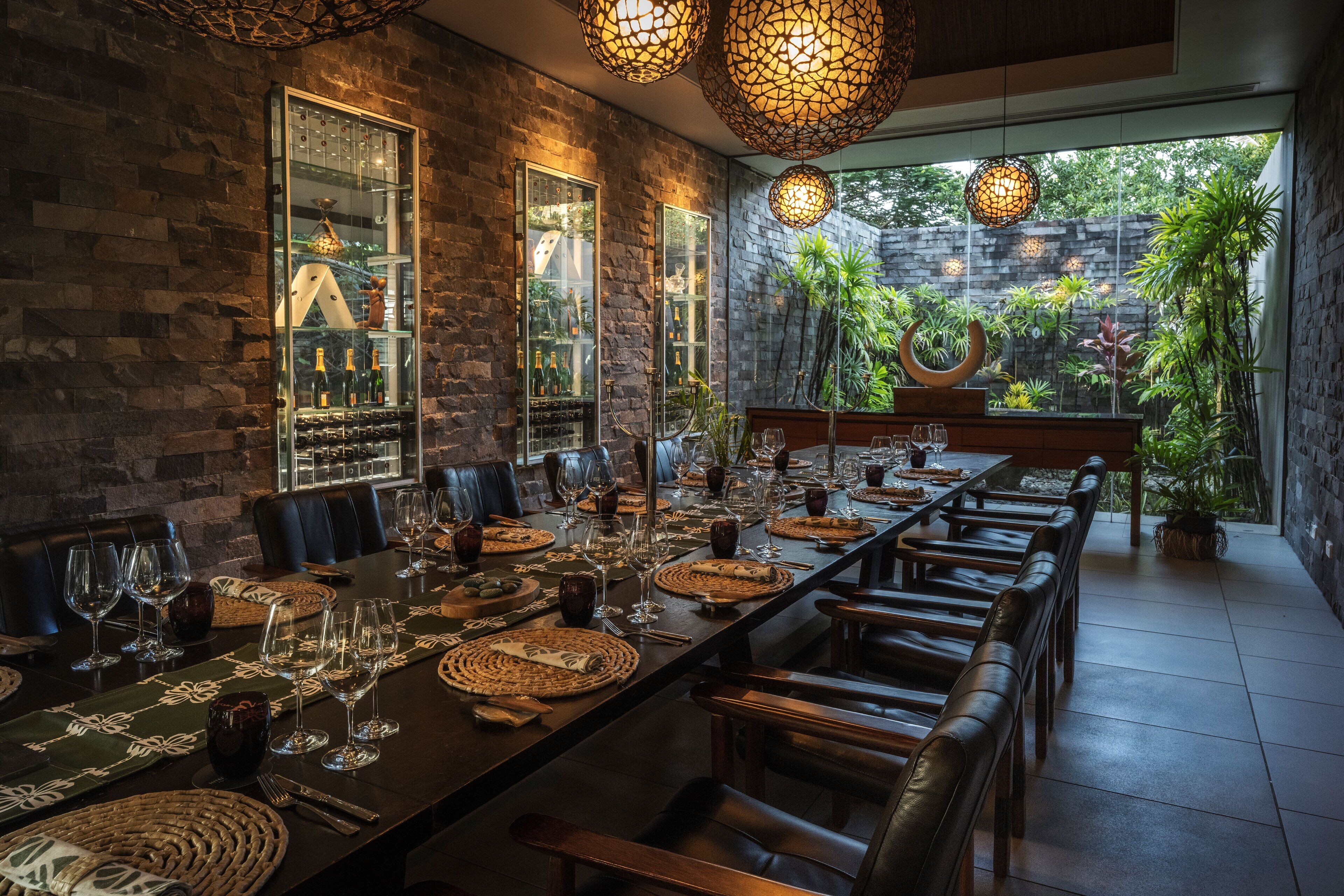 3 restaurants, breakfast served