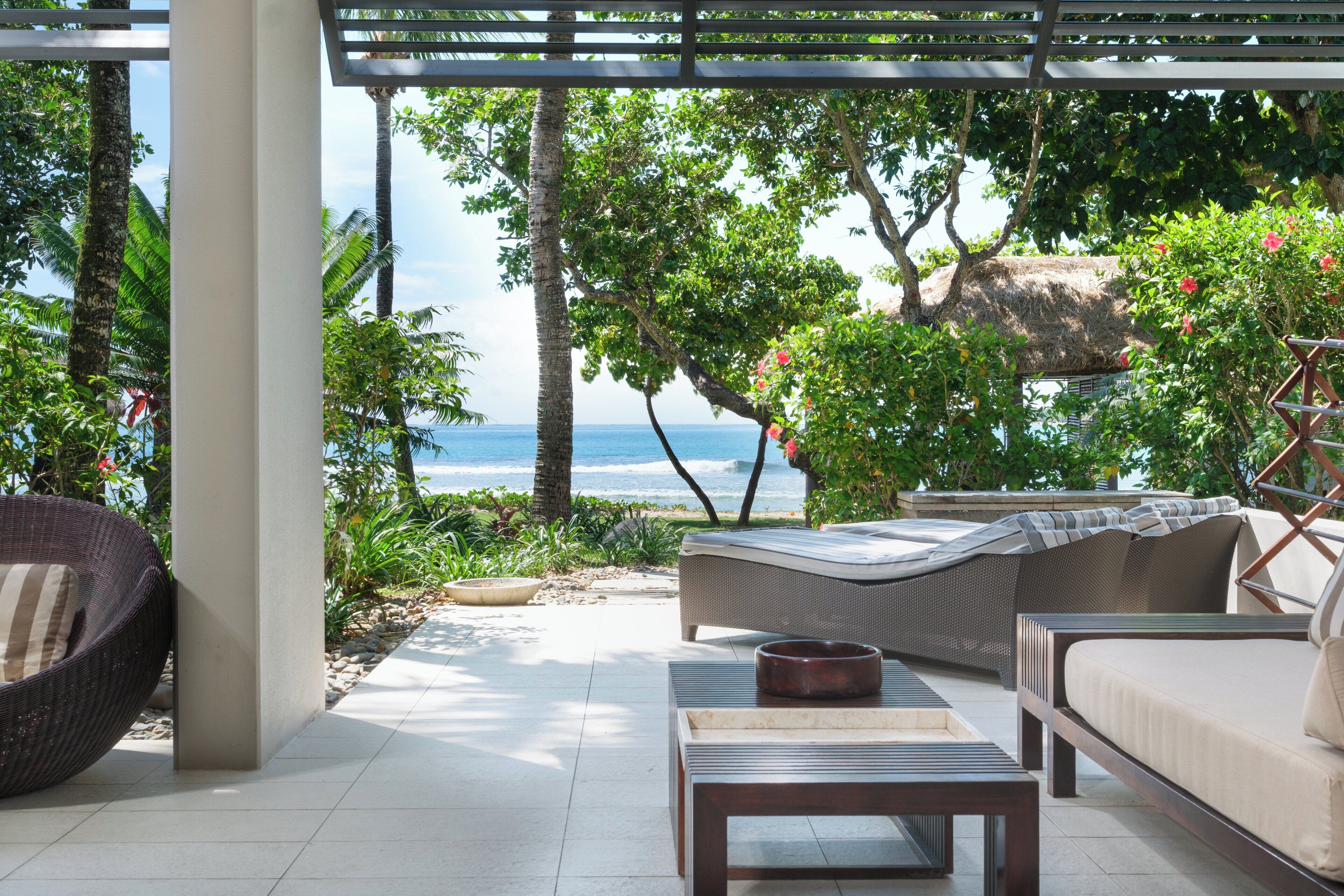 高級寝具、ミニバー、セーフティボックス (室内)、客室ごとに異なる装飾