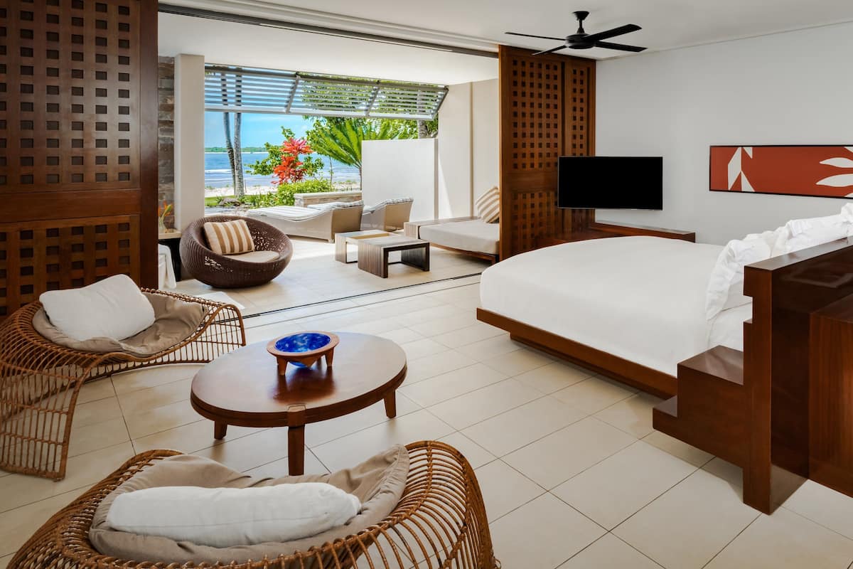 Huone, 1 suuri parisänky, pohjakerroksessa (Beachfront) | 1 makuuhuone, ylelliset vuodevaatteet, minibaari, tallelokero huoneessa