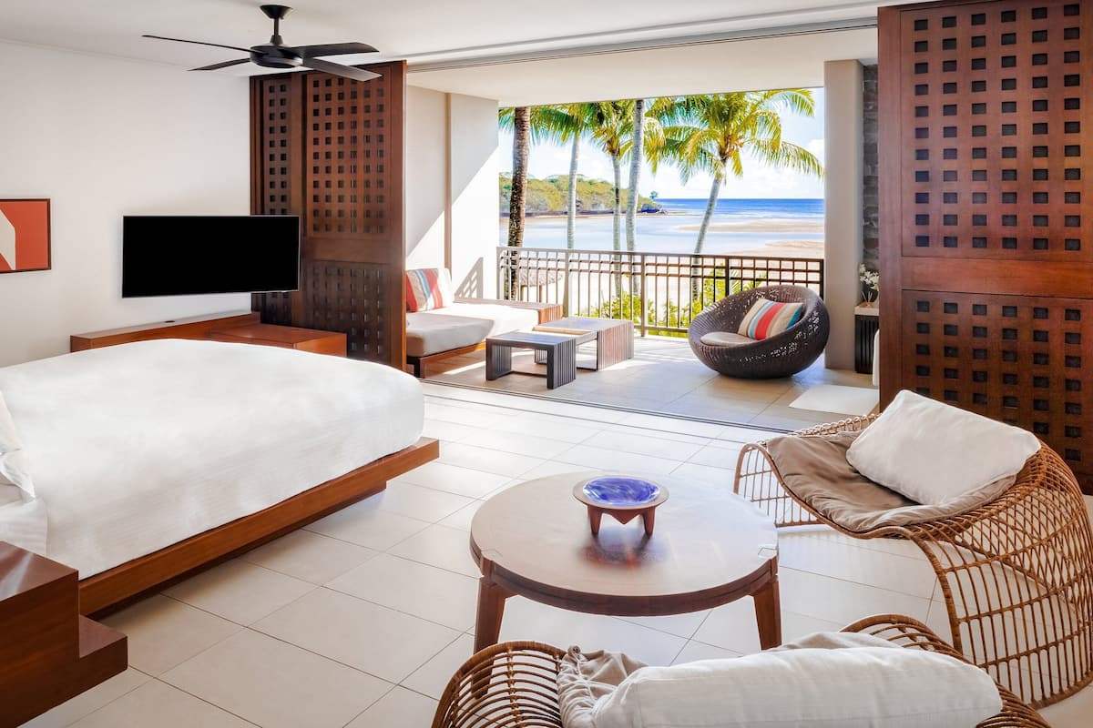 Huone, 1 suuri parisänky, parveke, rannan lähellä | 1 makuuhuone, ylelliset vuodevaatteet, minibaari, tallelokero huoneessa