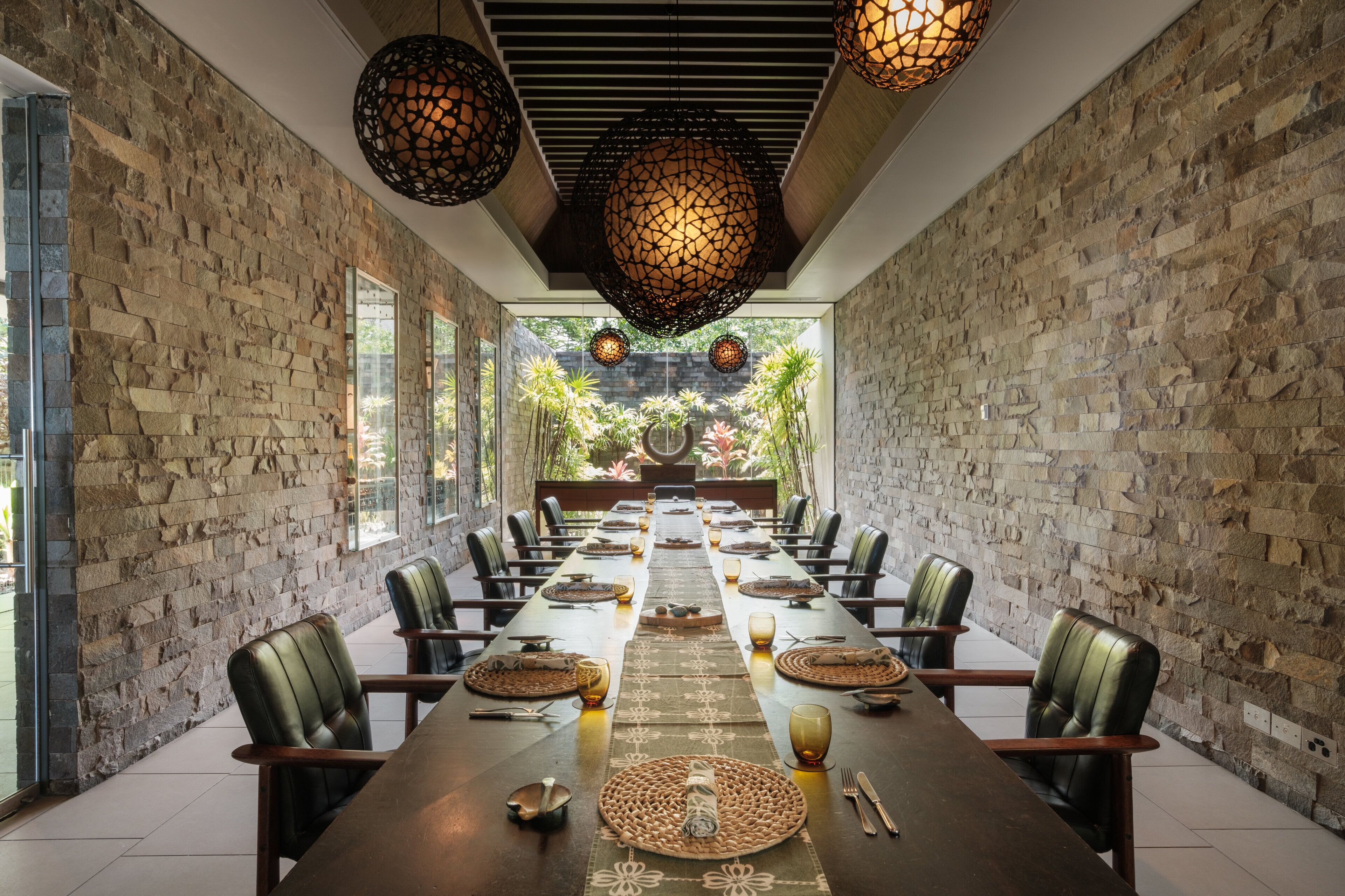 3 restaurants, breakfast served