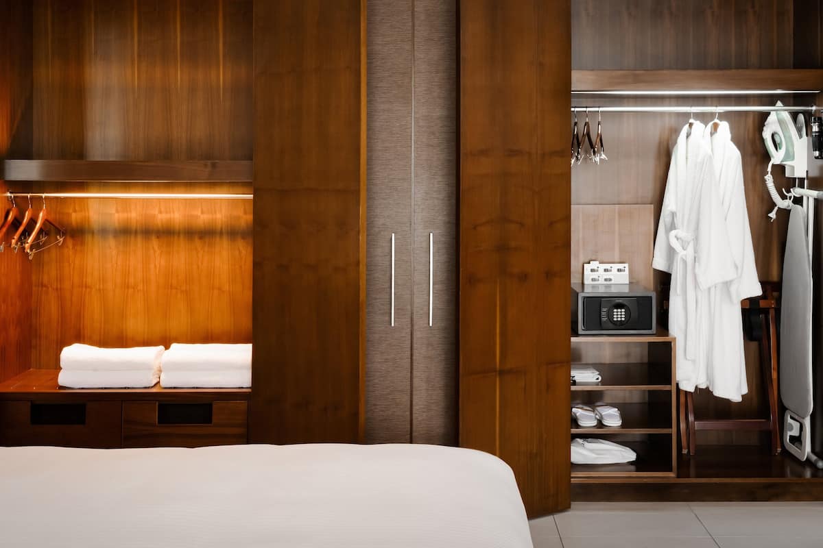 Chambre classique, 1 très grand lit, accessible aux personnes à mobilité réduite | 1 chambre, literie de qualité, minibar