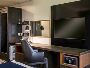Premium bedding, minibar, in-room safe, desk - Mövenpick Hotel Ikoyi Lagos (Lagos)