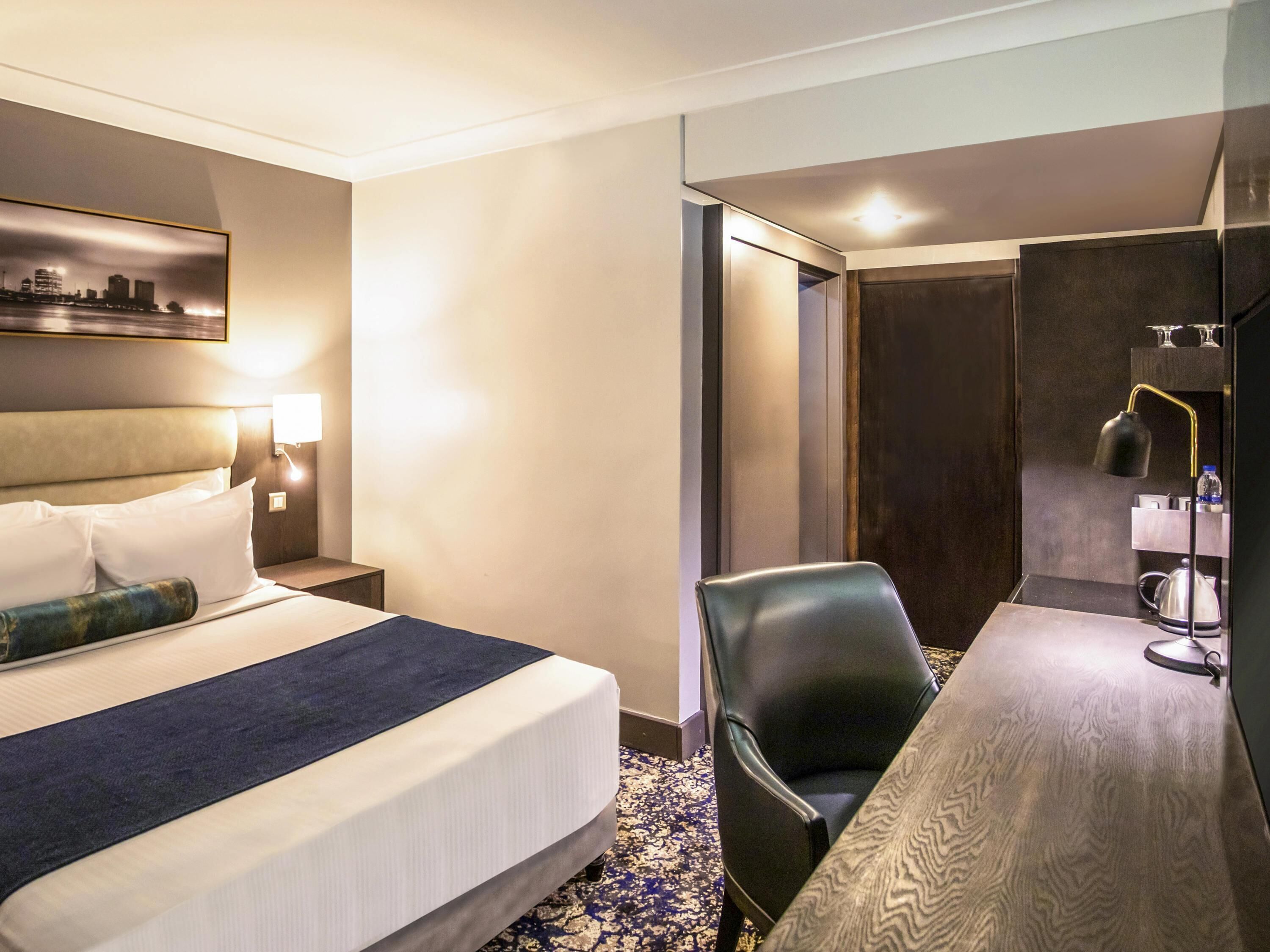 Deluxe Room, 1 King Bed | Premium bedding, minibar, in-room safe, desk
