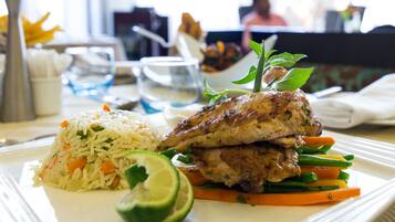 Frokost, lunsj og middag serveres, internasjonale retter, uteservering