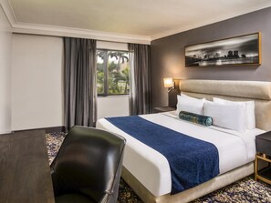 Premium bedding, minibar, in-room safe, desk - Mövenpick Hotel Ikoyi Lagos (Lagos)