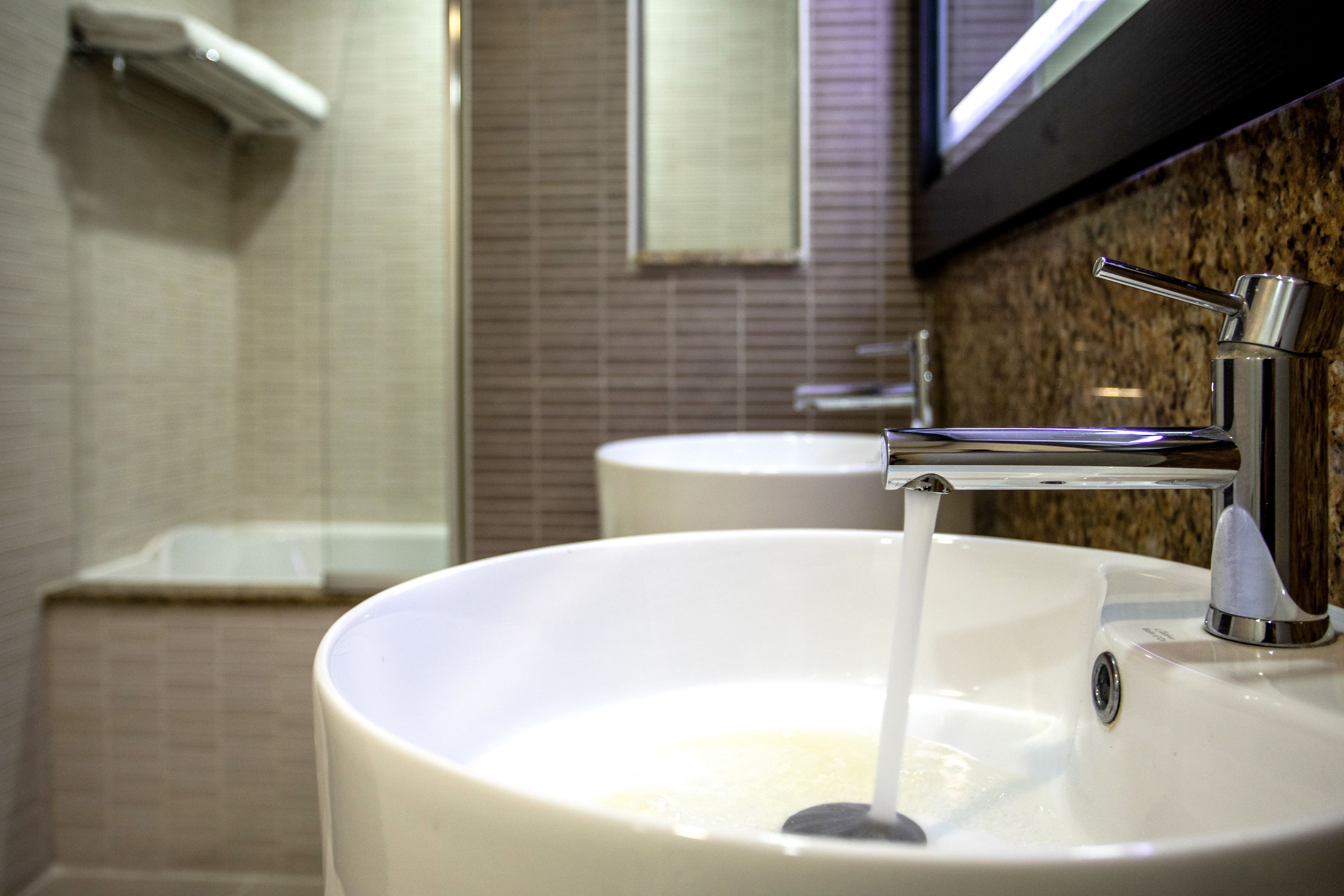 Articles de toilette écologiques, séchoir à cheveux, serviettes fournies