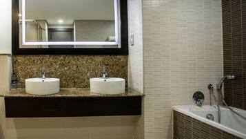 Suite – junior, 1 soverom | Bad | Miljøvennlige toalettsaker, hårføner og håndklær