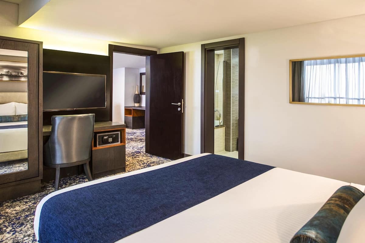 Junior Suite, 1 King Bed | Premium bedding, minibar, in-room safe, desk