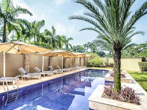 Outdoor pool, pool umbrellas, pool loungers - Mövenpick Hotel Ikoyi Lagos (Lagos)
