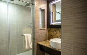Eco-friendly toiletries, hair dryer, towels - Mövenpick Hotel Ikoyi Lagos (Lagos)