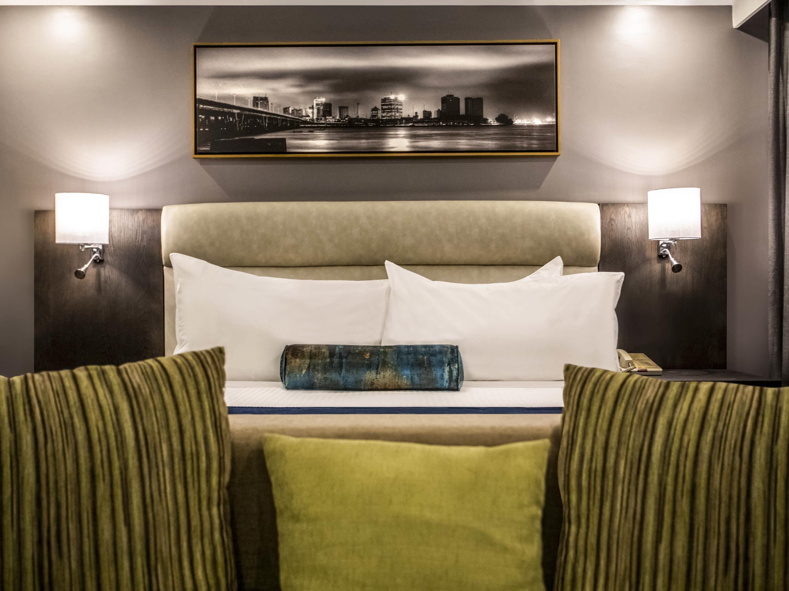 Deluxe Suite, 1 King Bed | Premium bedding, minibar, in-room safe, desk