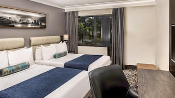 Deluxe-Zimmer, 2 Queen-Betten | Hochwertige Bettwaren, Minibar, Zimmersafe, Schreibtisch